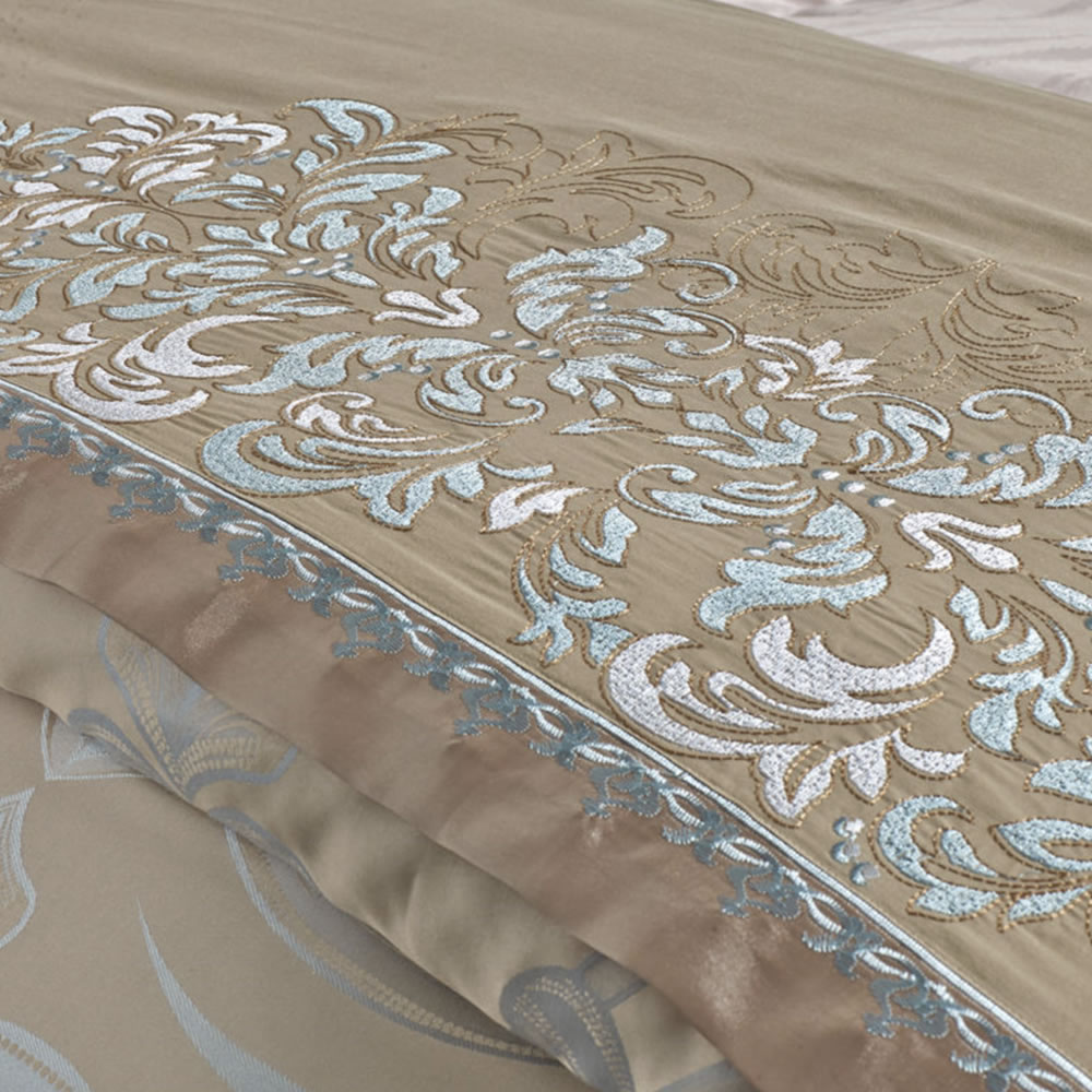 Royal Jacquard 4-Piece Luxury Bedding Set: image 3